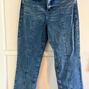 MEDIUM WASH STRAIGHT LEG SEAM
DETAIL JEANS